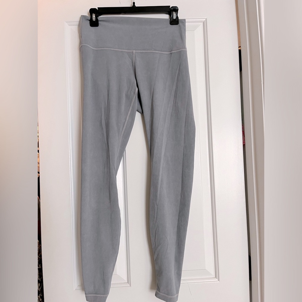 Lululemon pants size 8 ankle length like new! No tag inside-